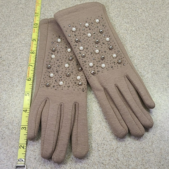 Beige w/ silver tone and pearl look beads gloves - Picture 2 of 8
